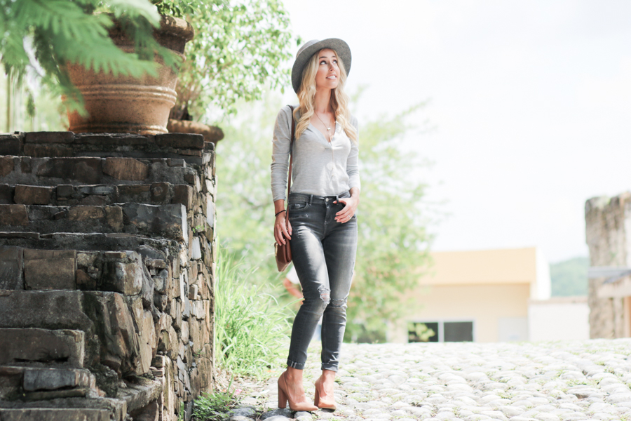 nude-pumps-grey-denim